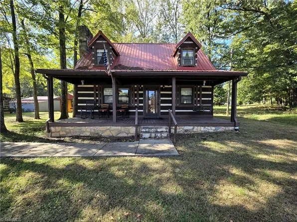 308 N 11th Ave, Mayodan, NC 27027