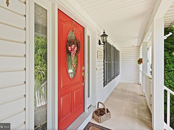 3rd image of 208 Summers Ln