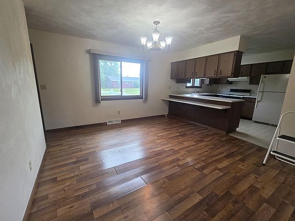 5th image of 904 Pleasant Ave