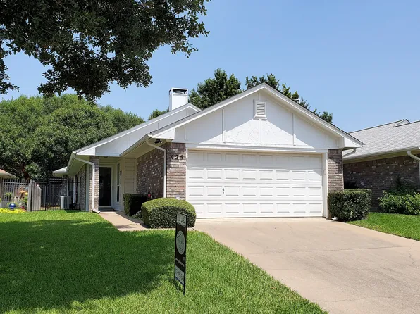 425 Sunnybrook Ct, Bedford, TX 76021
