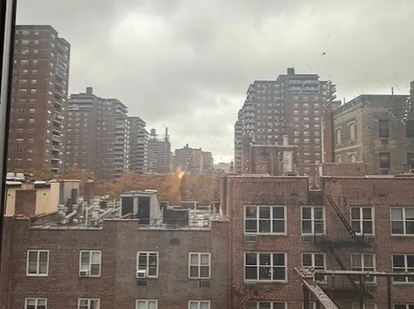 320 West 30th Street image 7 of 13