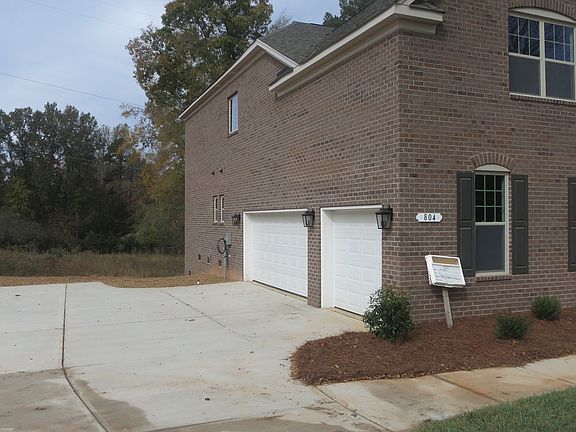 2nd image of 804 Hidden Pond Ln