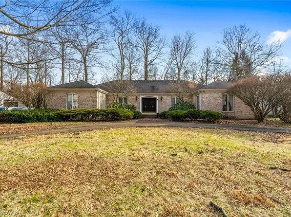 5687 Lamplighter Dr, Girard, OH 44420