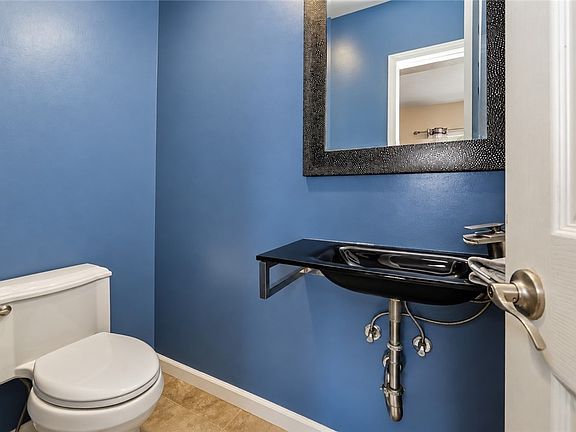 4th image of 2323 Sierra St