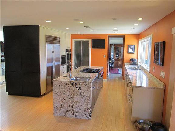 3rd image of 987 Lakeland Dr
