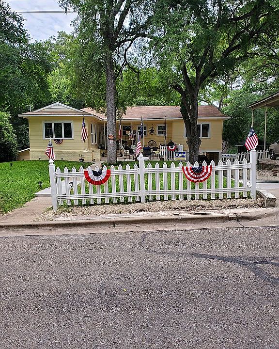 Beautiful Front yard! 