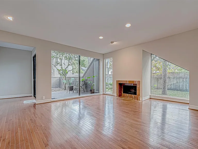 316 Litchfield Ln — Photo 4