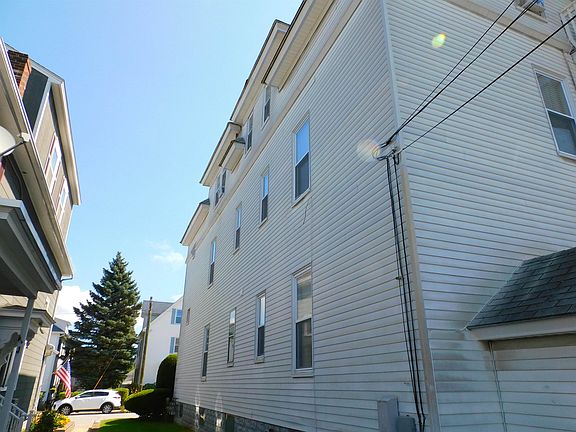3rd image of 682-684 Montgomery St