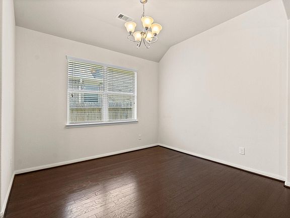5th image of 118 Red Deer Pl