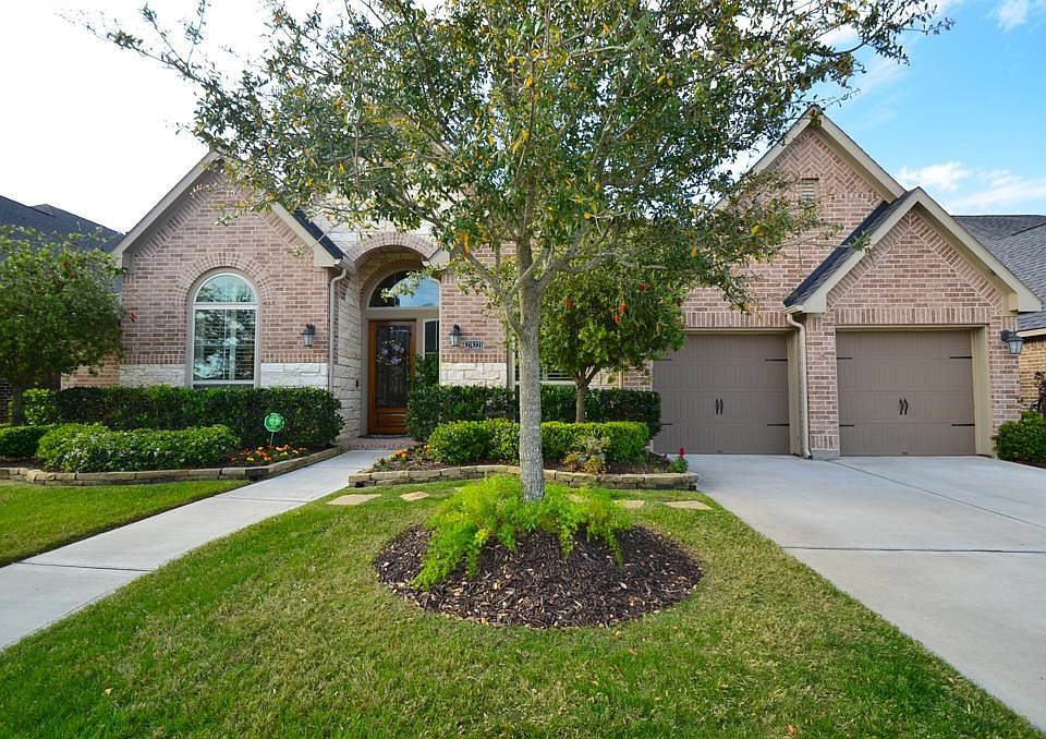Charming 1 story home in the highly desired Creek Bend at Cross Creek subdivision! Great curb appeal with pretty stone and brick elevation.