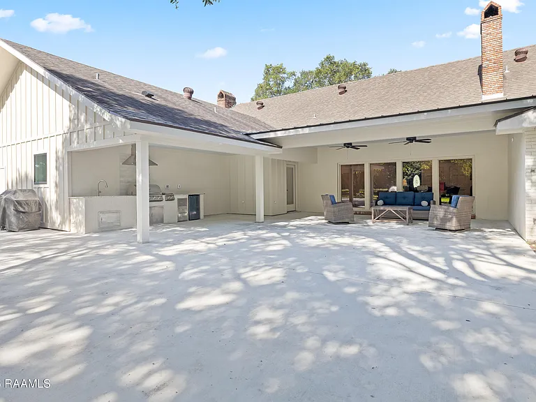 2407 E Broussard Rd — Photo 31