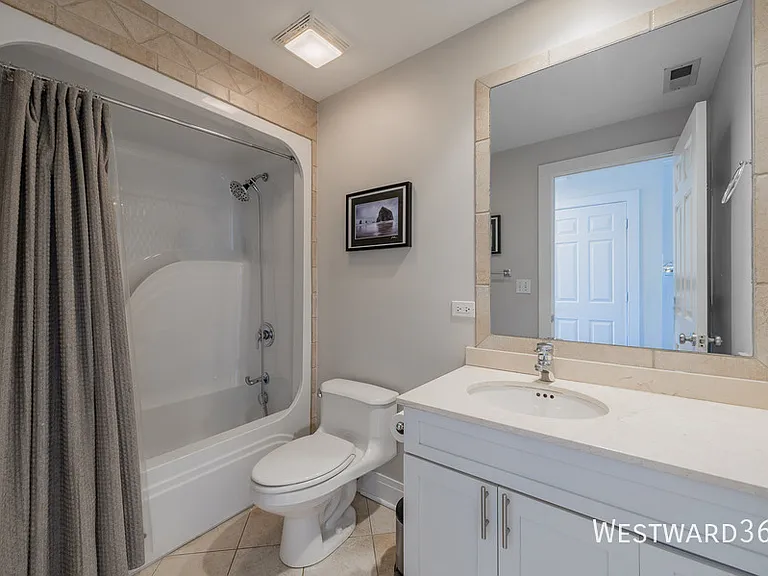 2033 W Superior St #4W — Photo 23