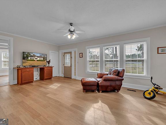 5th image of 425 S 3rd St