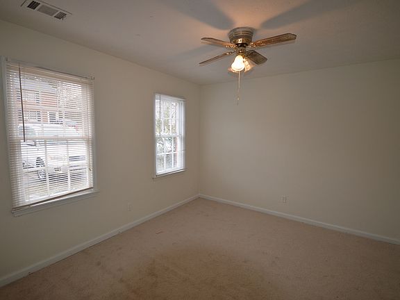 3rd image of 984 Jeanette Ln