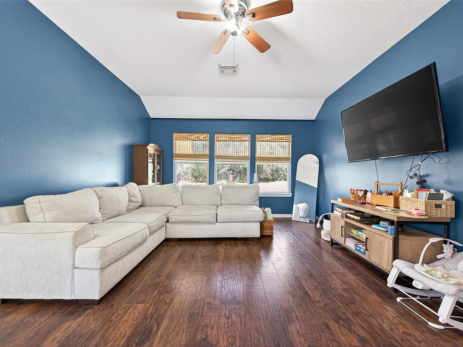 3 bed, 2.0 bath, 1040 sqft, $1,700 — Photo 2
