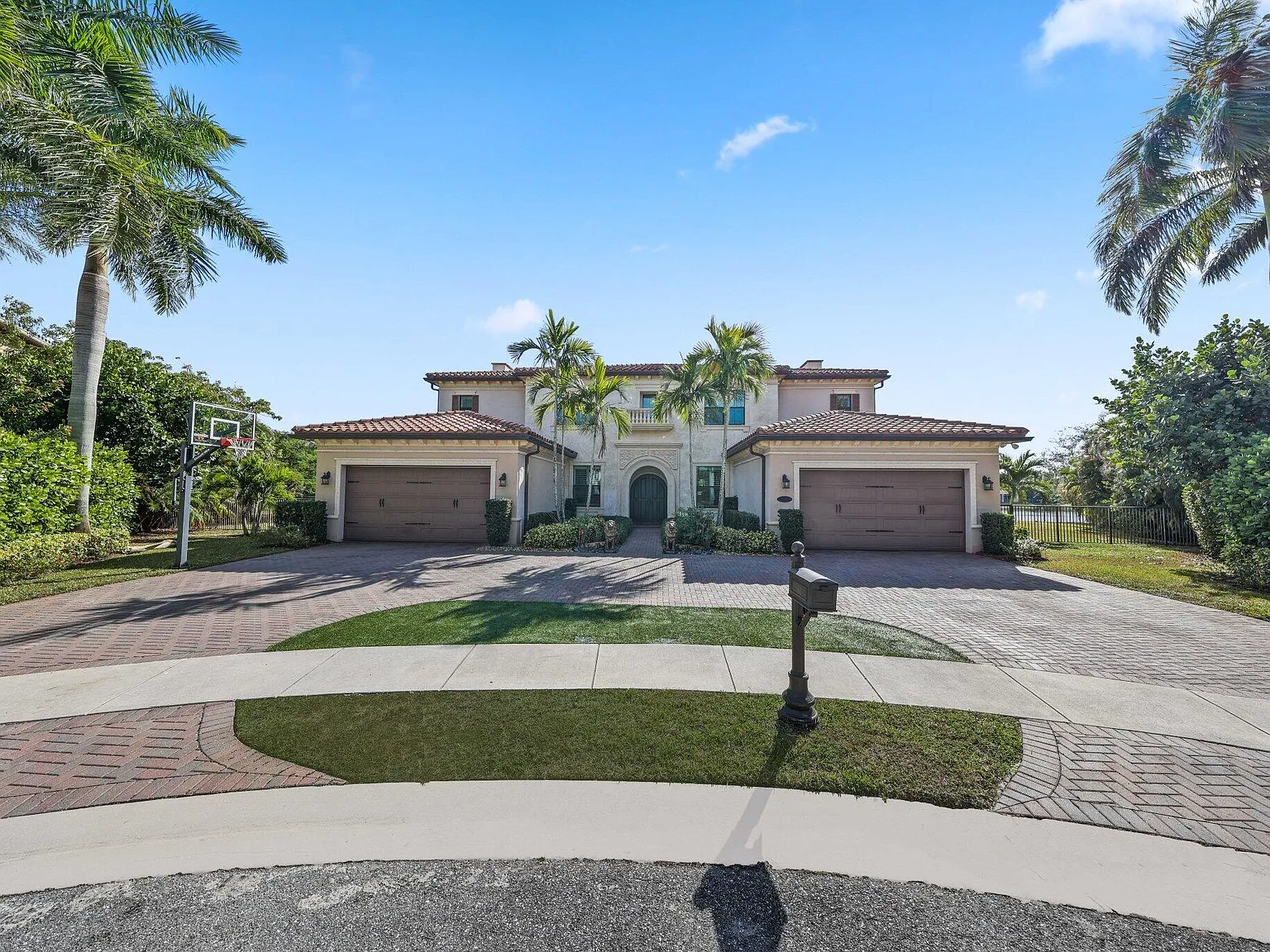 6 bed, 6.5 bath, 6011 sqft, $23,000 — Photo 1