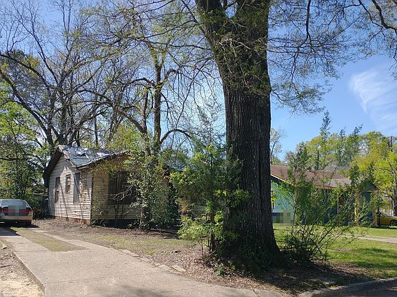 3rd image of 2553 Woodford St