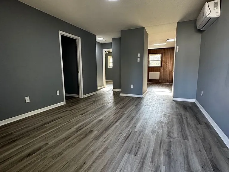 505 N Ellis St — Photo 1