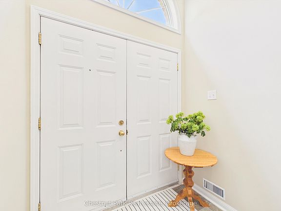 3rd image of 525 Lorne St