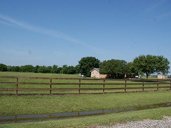 SIDE VIEW...WOW, THE WIDE, OPEN SPACE!