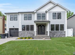 33 Surrey Ln, Bergenfield, NJ 07621