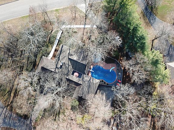 3rd image of 821 N Briarcliff Cir
