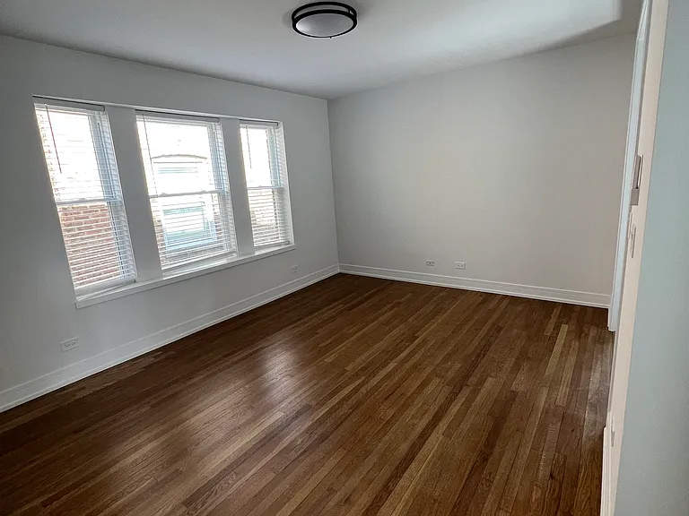 1334 W Elmdale Ave #3R — Photo 8