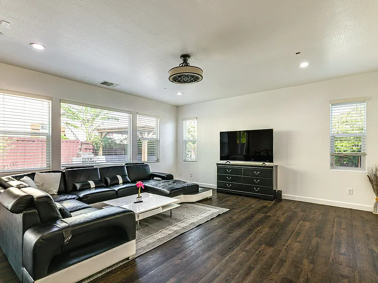 564 E Marcello Ave — Photo 21