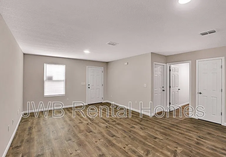 1159 W 21st St — Photo 5