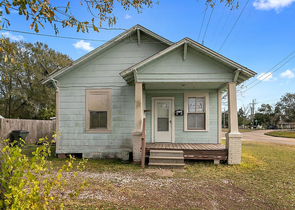 1st image of 1921 Moss St