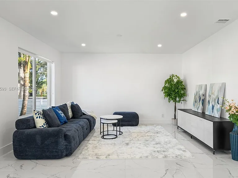 253 SW 4th St — Photo 4