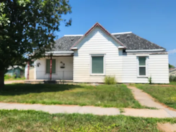 616 E 9th St, Cozad, NE 69130