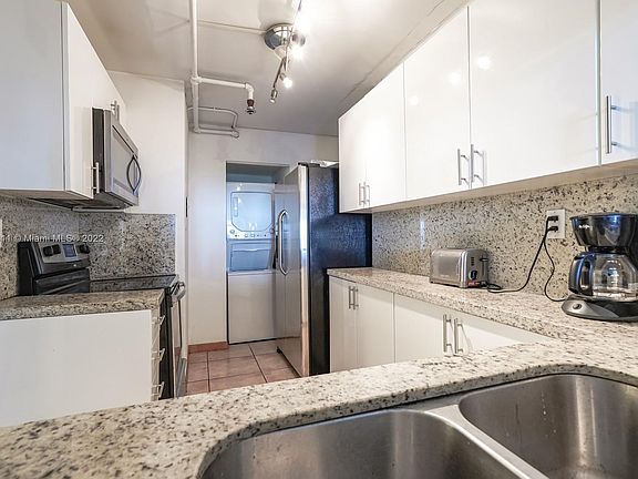 4th image of 1717 N Bayshore Dr APT 1438