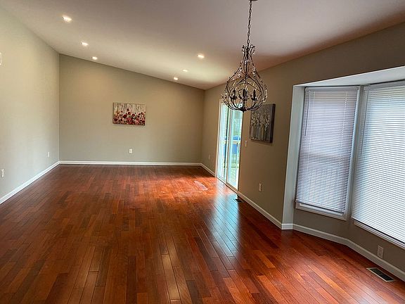 4th image of 28265 Saint Louise Dr