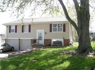 1221 NW Golfview Dr, Grain Valley, MO 64029