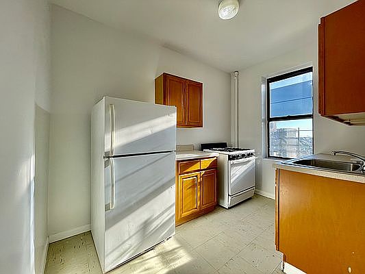 5th image of 680 E 140th St #4E