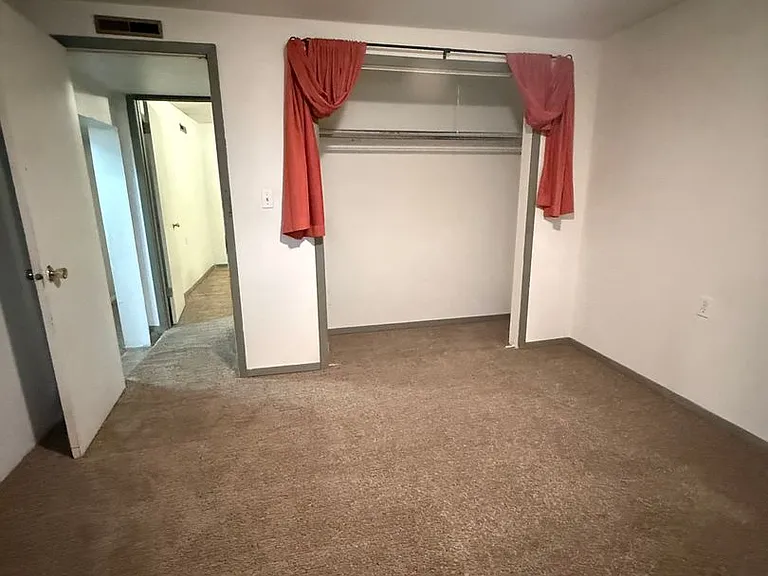 402 W Mercury St — Photo 18