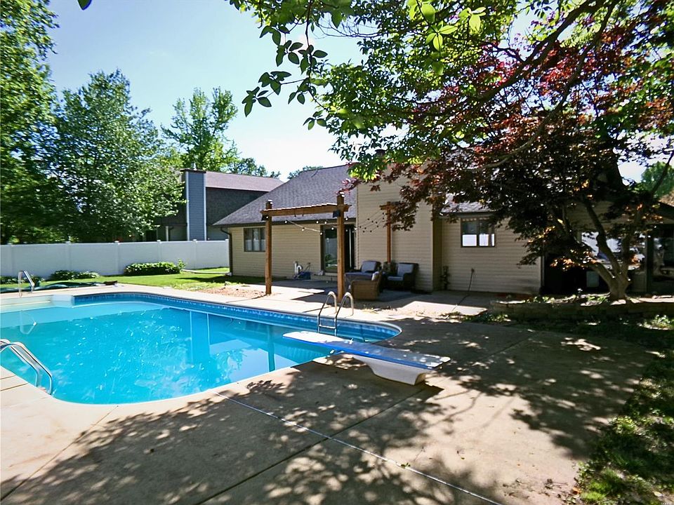 2nd image of 1986 Raintree Trl