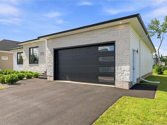 3rd image of 175 Rosebank Cres