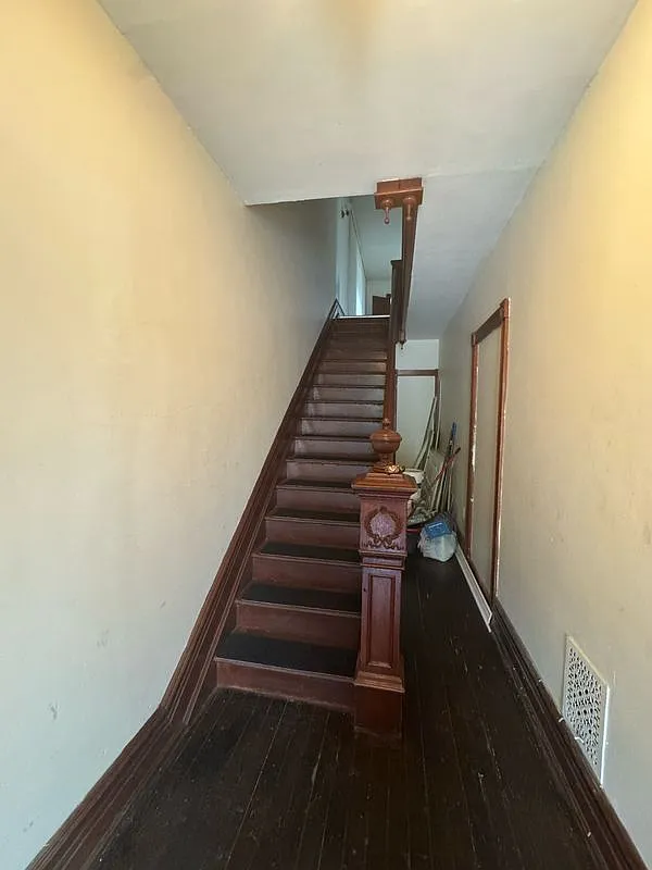 4 bed, 1.5 bath, 2280 sqft, $2,300 — Photo 4