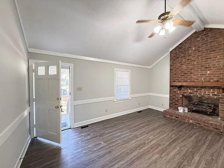 1136 Beechwood Dr — Photo 4