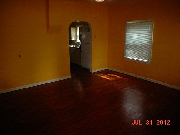 4th image of 302 S 10th St