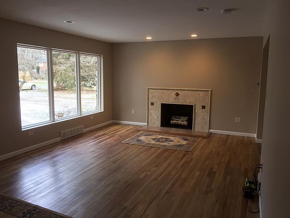 Living Room w/ Gas Fireplace