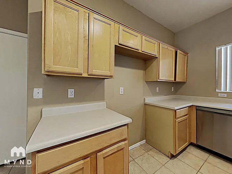 685 E Cantebria Dr — Photo 8