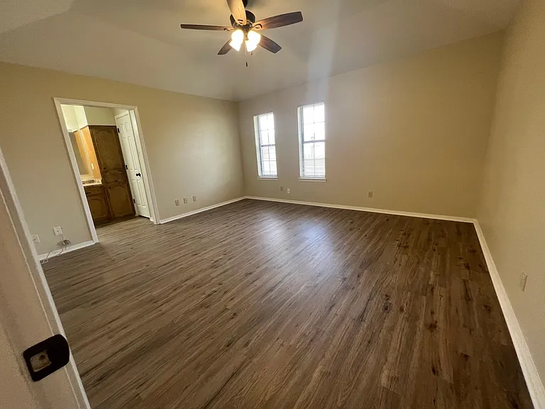 1653 Parkview Dr — Photo 15