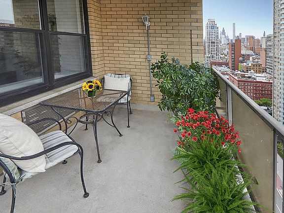 4th image of 301 E 87th St APT 22A