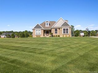 149 W Auburn Trl, Brighton, MI
