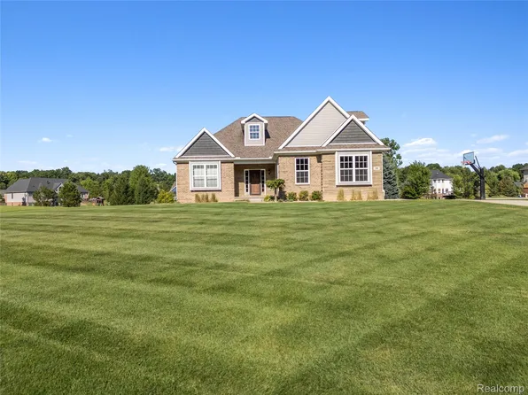 149 W Auburn Trl, Brighton, MI 48114