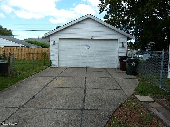 2nd image of 3408 Parklane Dr