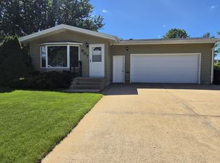 907 Senior Ave, Dickinson, ND 58601